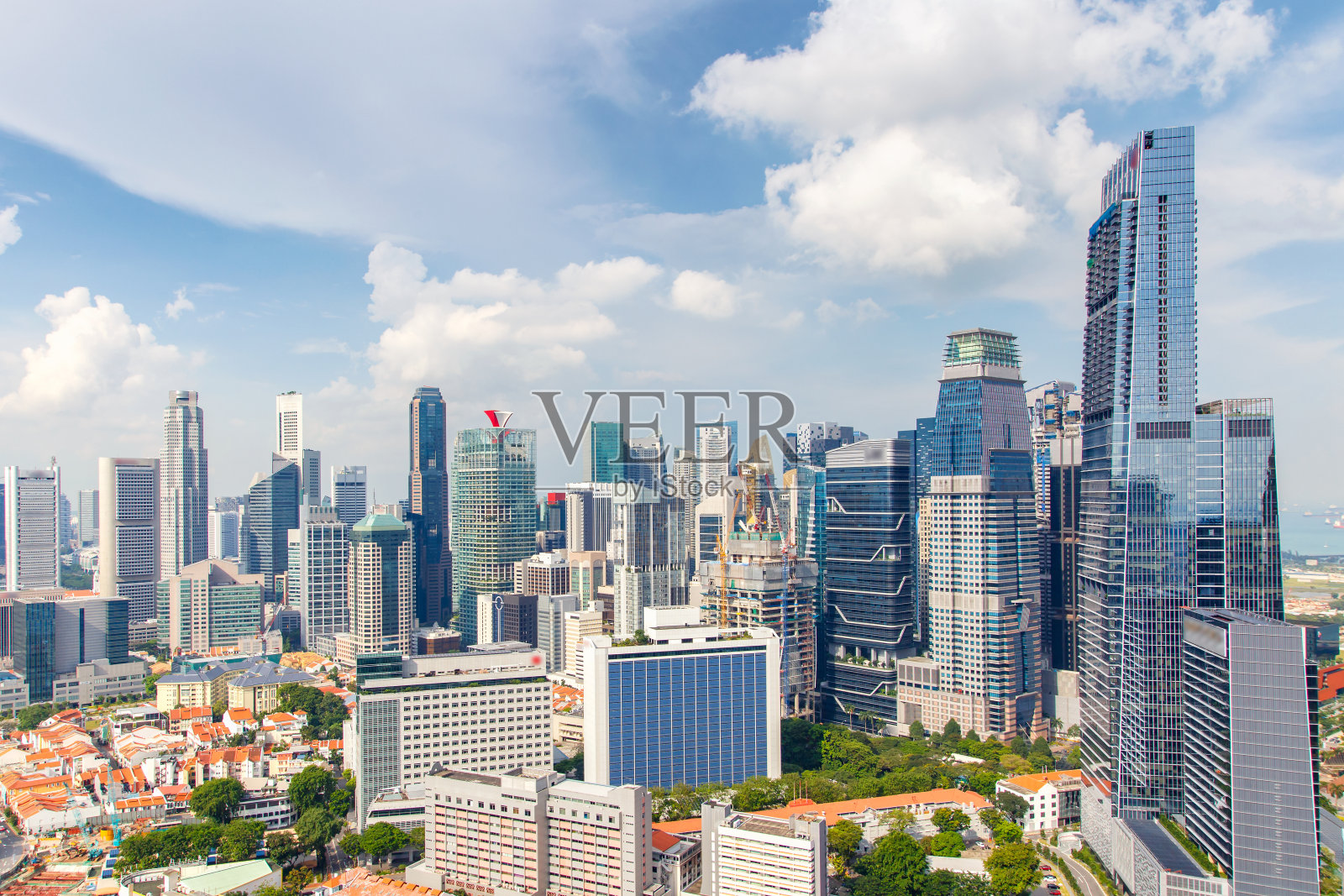 在阳光灿烂的日子里俯瞰新加坡城的商业大厦和金融区照片摄影图片