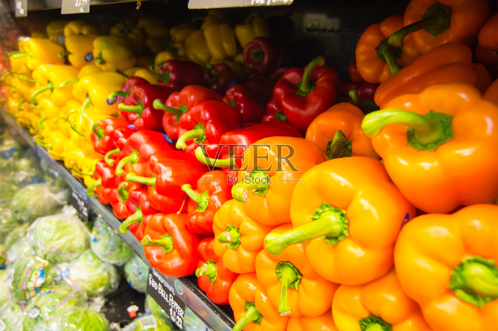 展示新鲜蔬菜-红，黄，橙青椒照片摄影图片