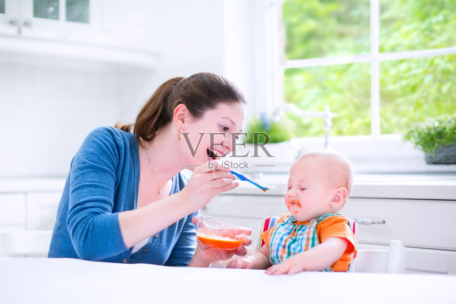 第一次吃固体食物的小男孩照片摄影图片