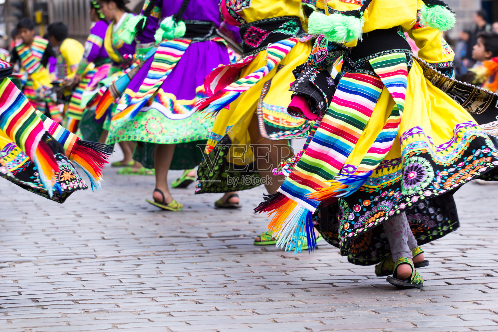 在库斯科游行的秘鲁舞者腰部以下的观点照片摄影图片