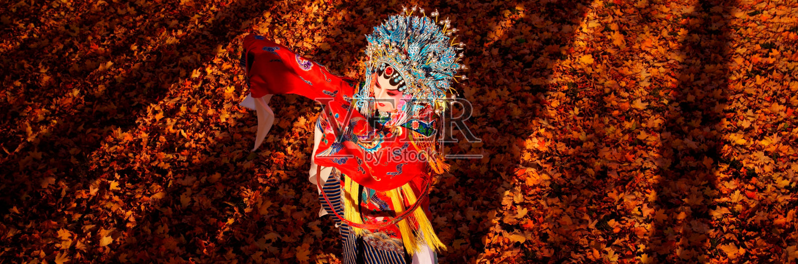 加拿大多伦多的秋天户外公园里京剧演员照片摄影图片