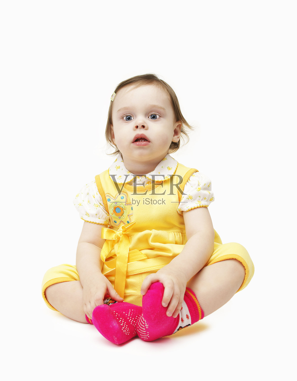 女婴穿着一件黄色的衣服照片摄影图片