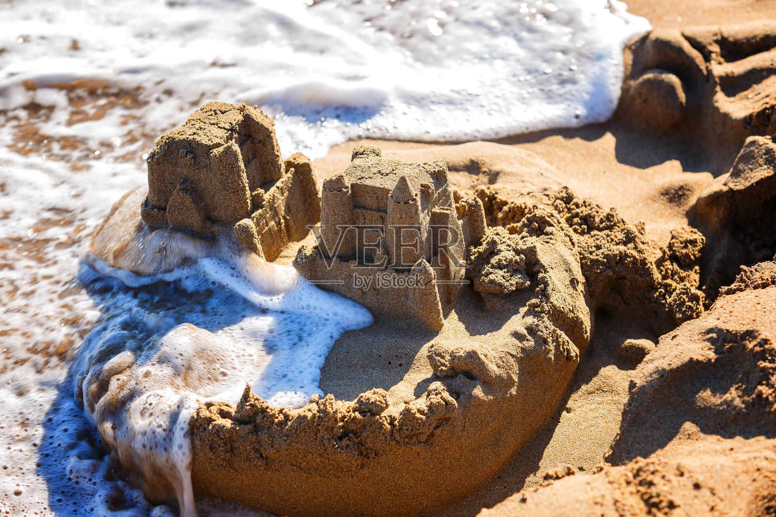 海浪会冲走沙滩上的城堡照片摄影图片