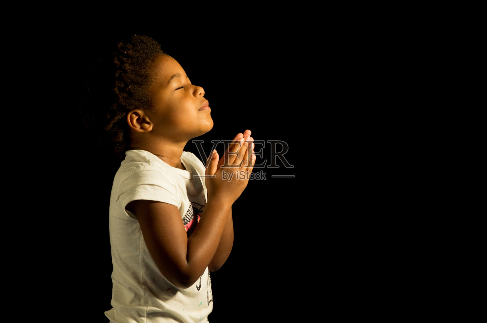 祈祷的非裔美国女孩照片摄影图片