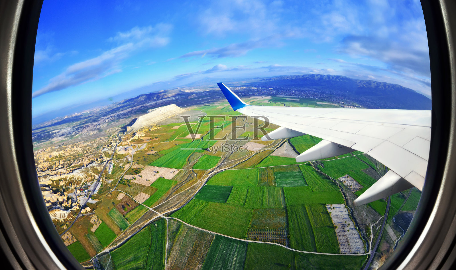 从飞机窗口看田野和山脉照片摄影图片