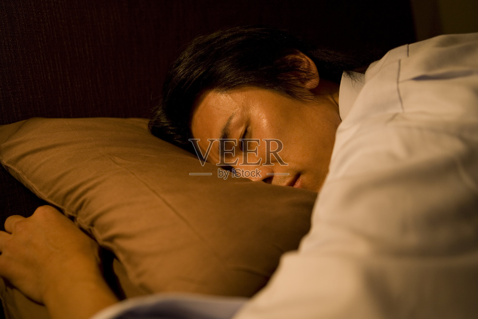 男人睡在床上照片摄影图片
