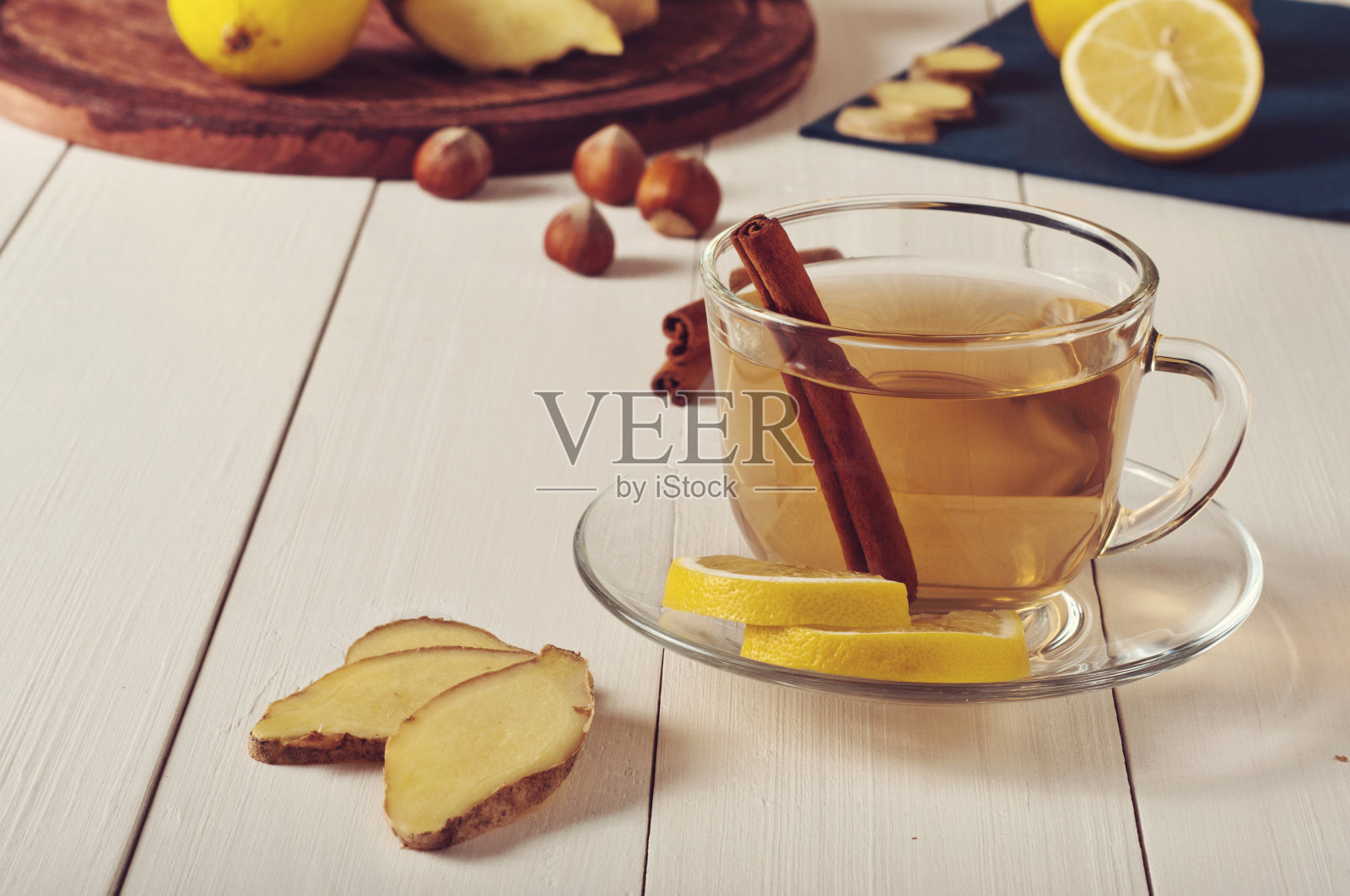 茶加姜，柠檬和肉桂棒照片摄影图片
