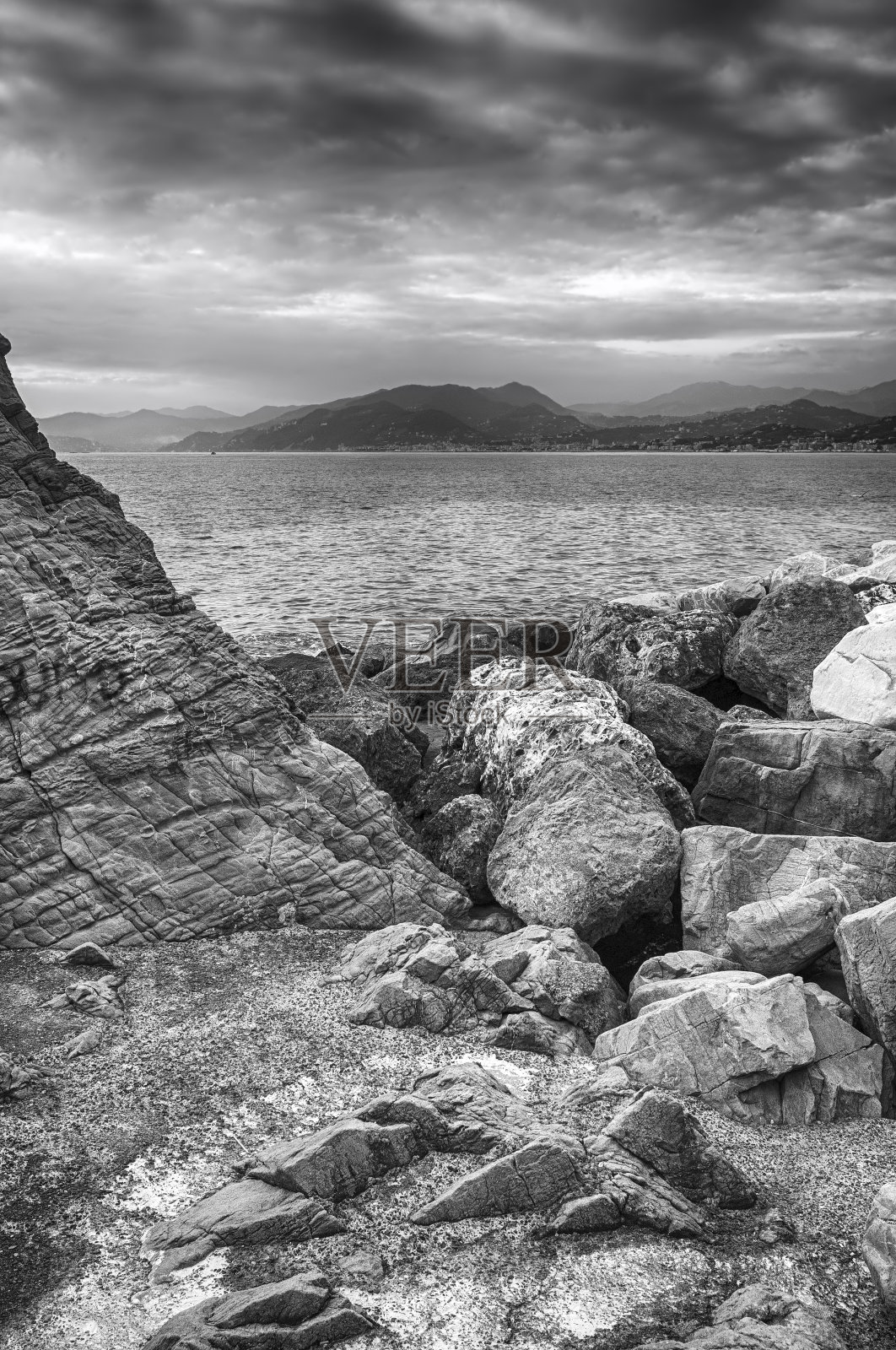 利古里亚海岸线全景图。黑白照片照片摄影图片