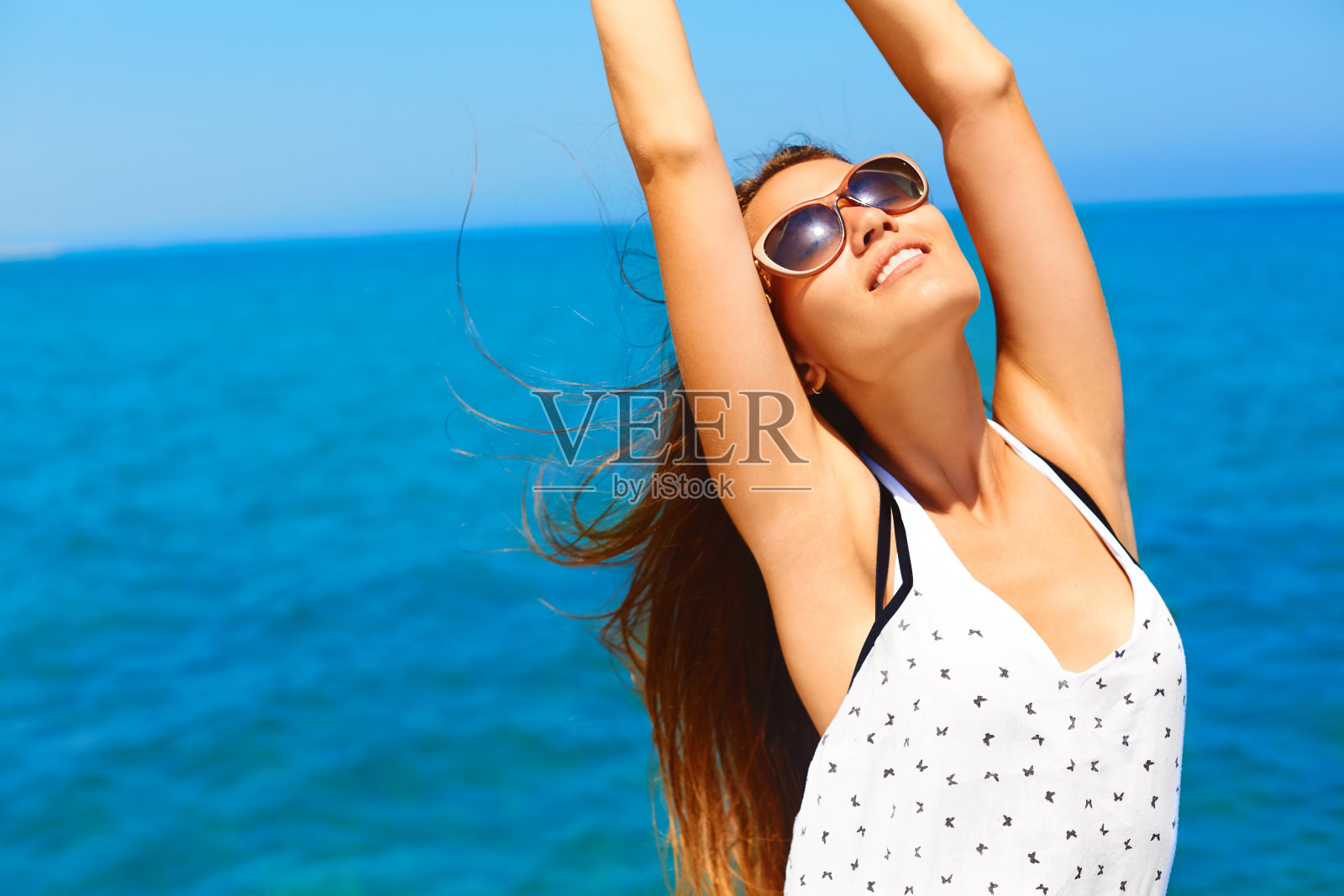 暑假。快乐的女人享受着阳光。照片摄影图片