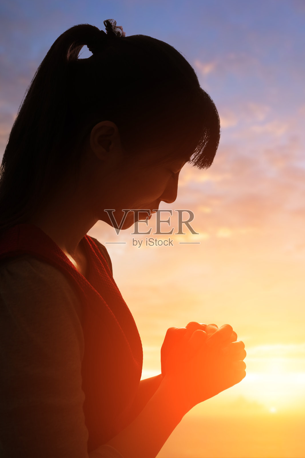 女人虔诚的祈祷照片摄影图片