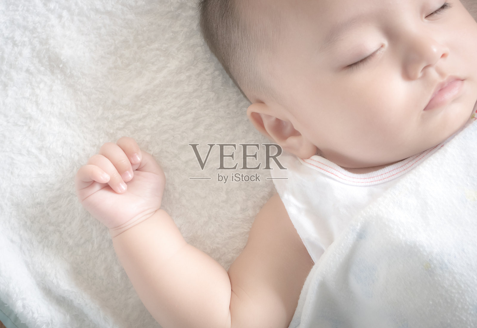 柔和的焦点和模糊的图像婴儿睡觉照片摄影图片