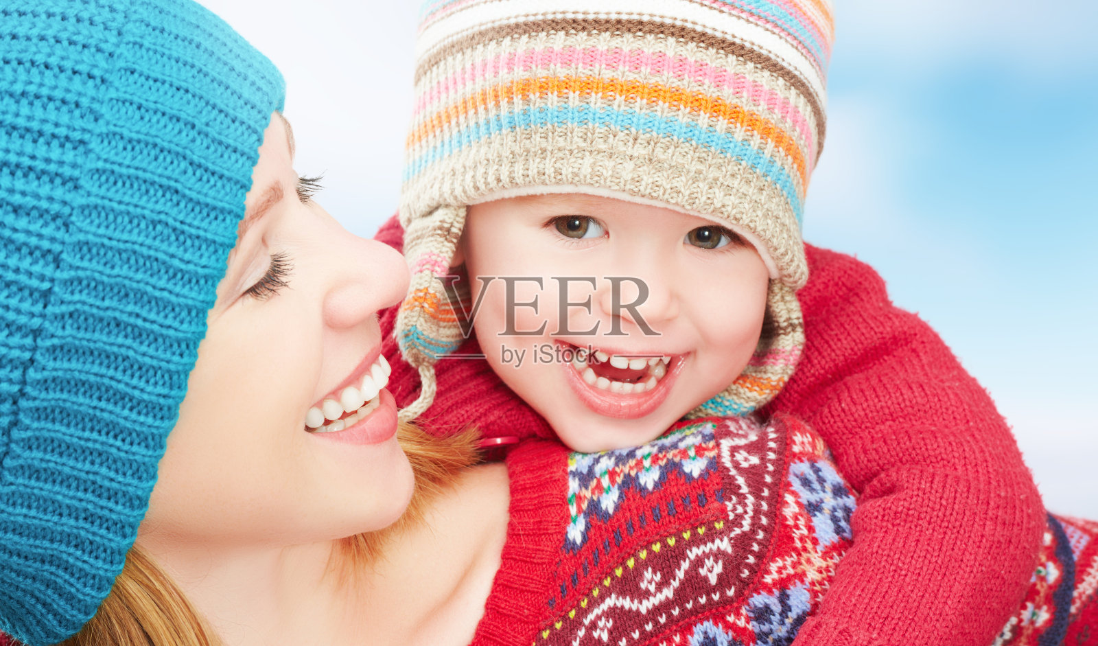 快乐的家庭妈妈和宝宝小女儿在冬天玩照片摄影图片