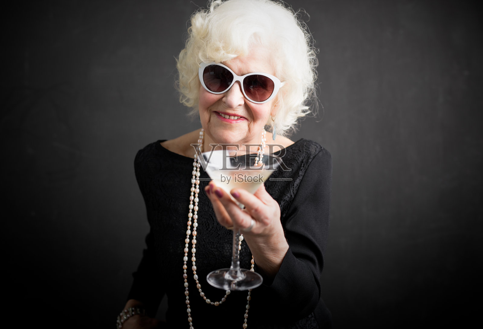酷奶奶正在喝饮料照片摄影图片