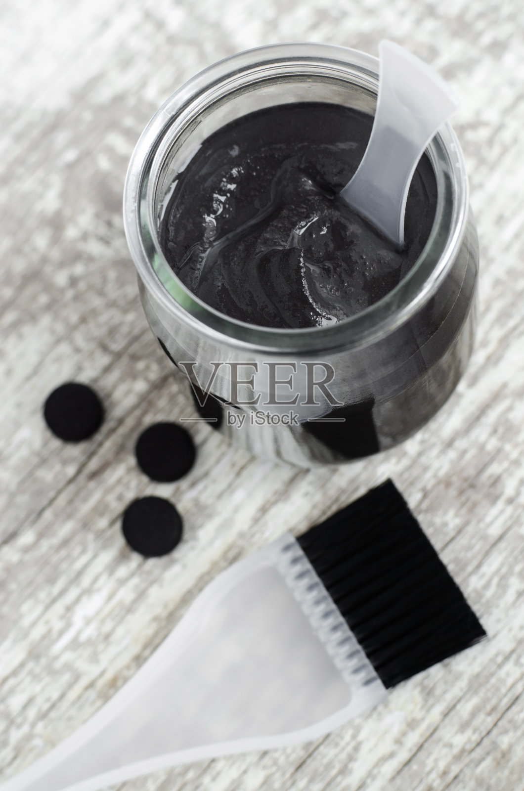 在玻璃罐中DIY木炭面膜和头皮面膜(或擦洗)。自制的化妆品照片摄影图片