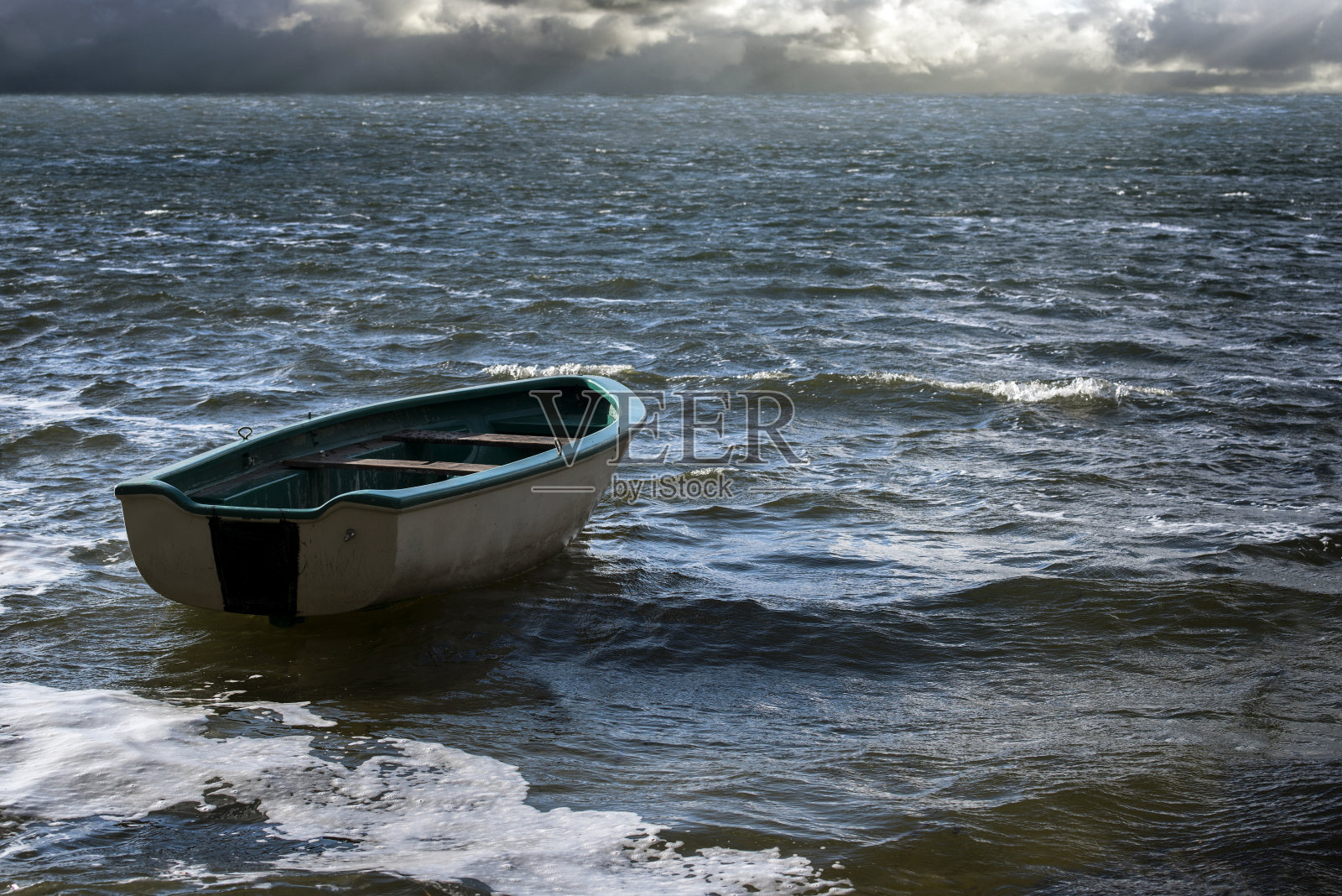 空荡的小船在海波上孤独的漂浮在广阔的地平线上的云，海与水里的拷贝空间照片摄影图片