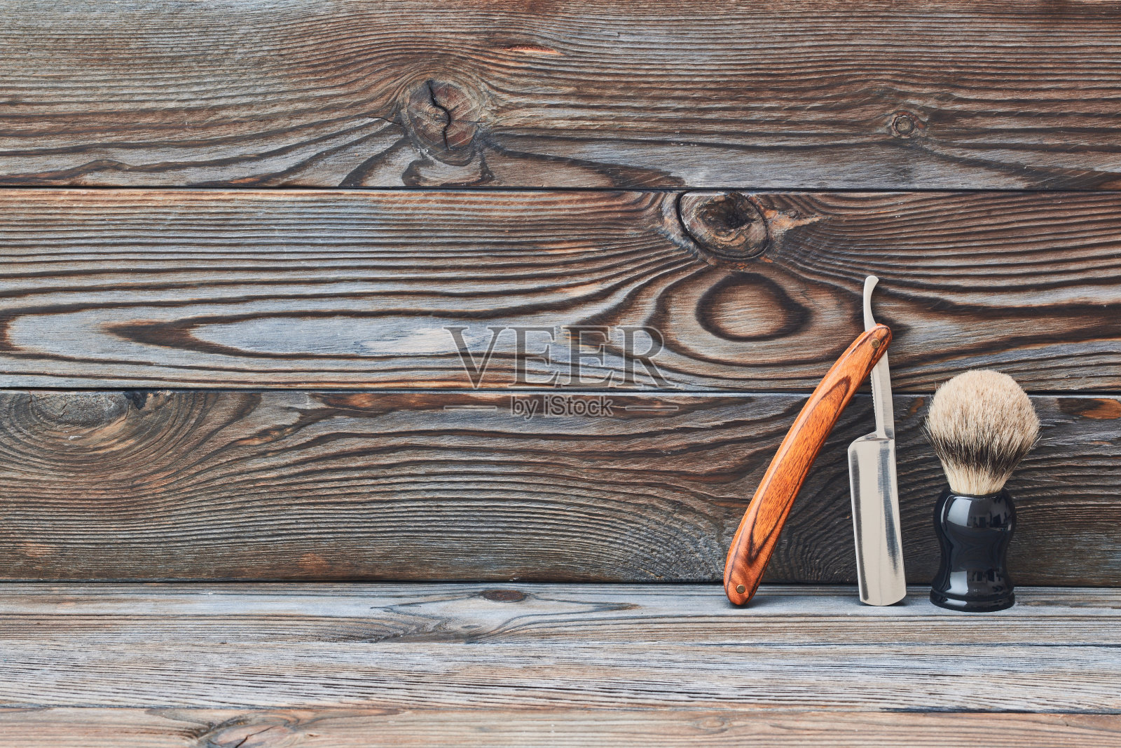 木制背景上的老式理发店工具照片摄影图片