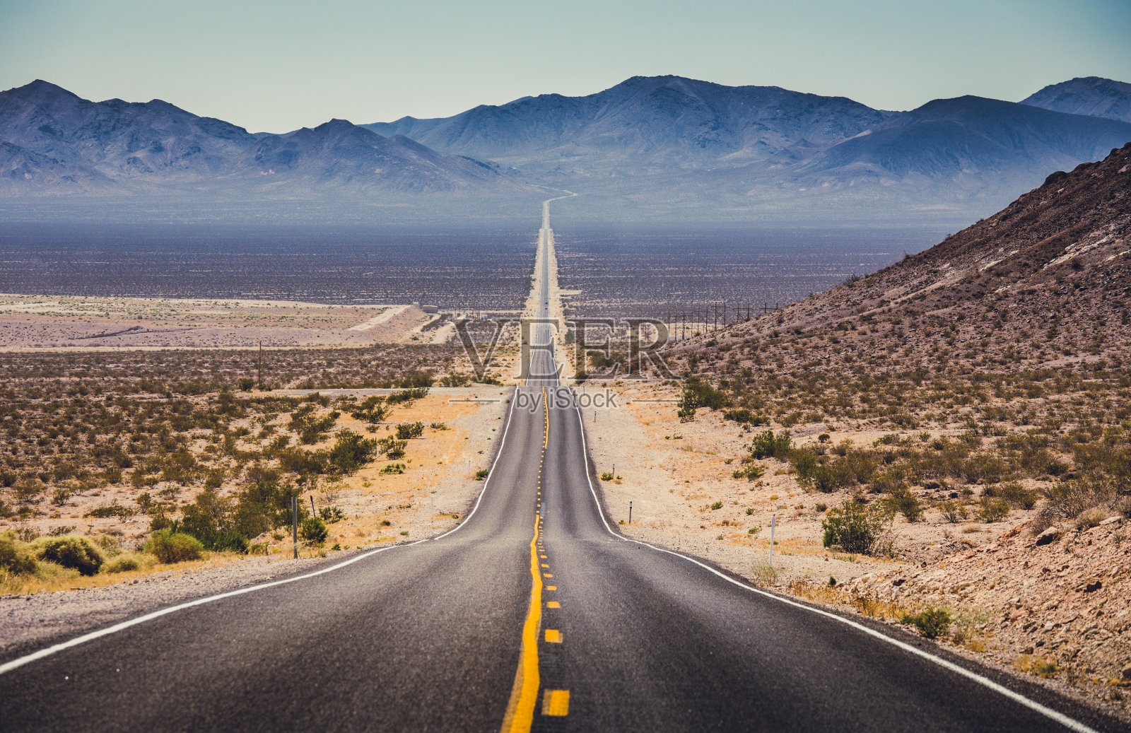 在美国西南部，无尽的笔直的道路照片摄影图片
