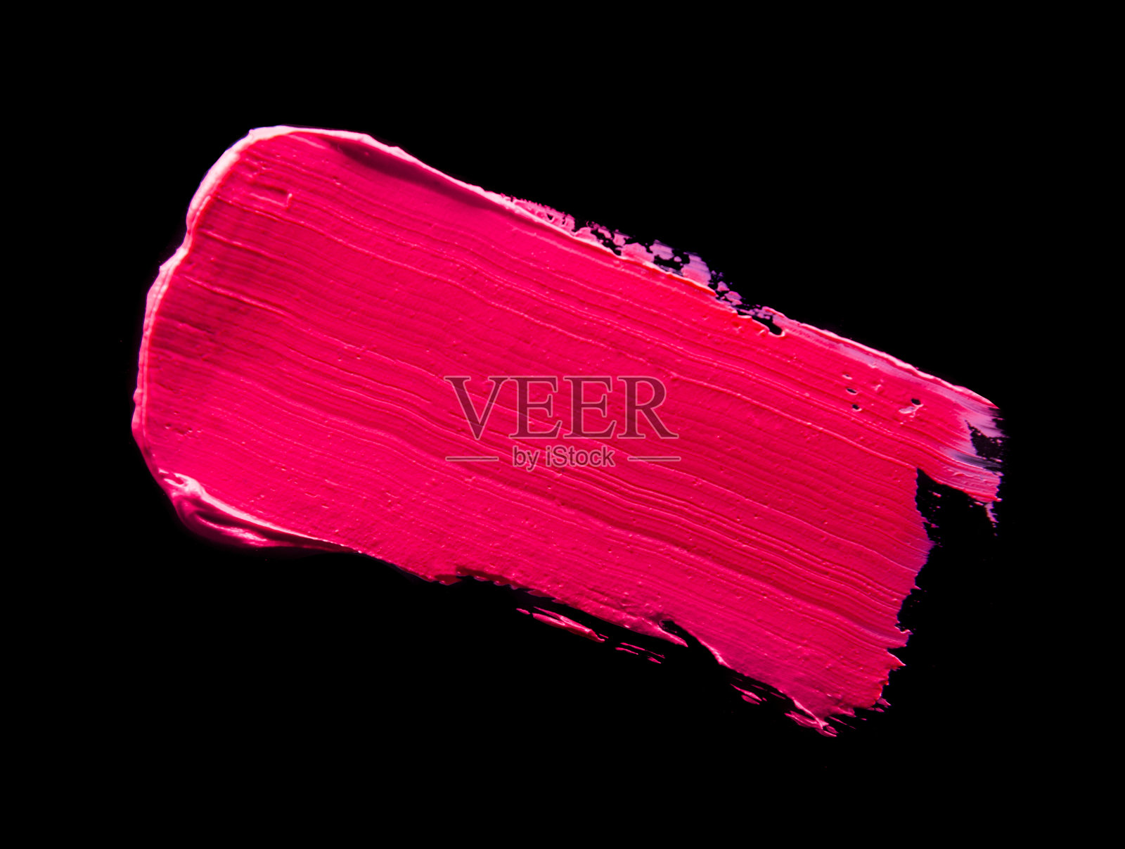 模糊的粉色唇膏在黑色孤立的背景上设计元素图片