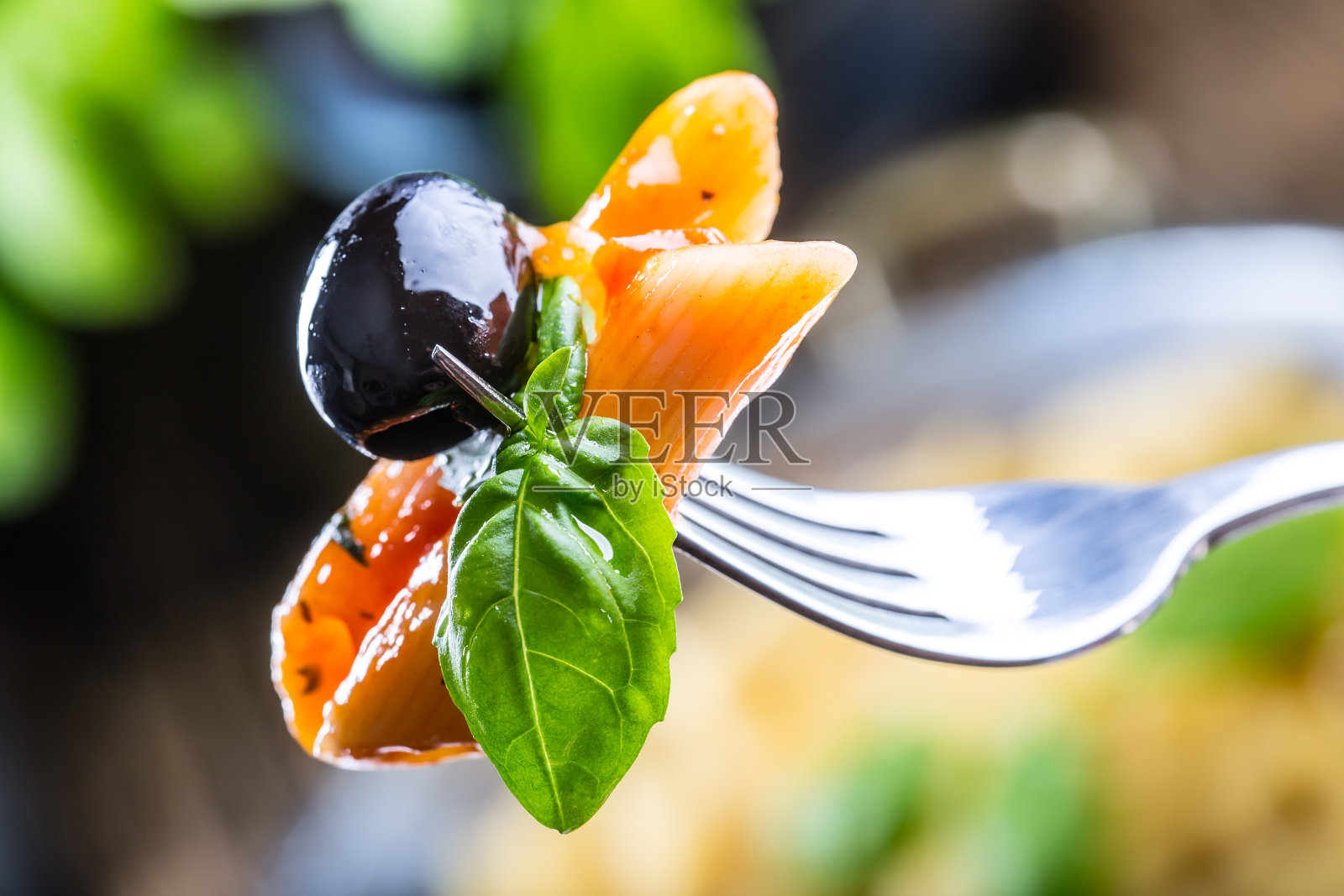 意大利通心粉配番茄肉酱，帕玛森奶酪，黑橄榄和罗勒。地中海食物。意大利美食照片摄影图片