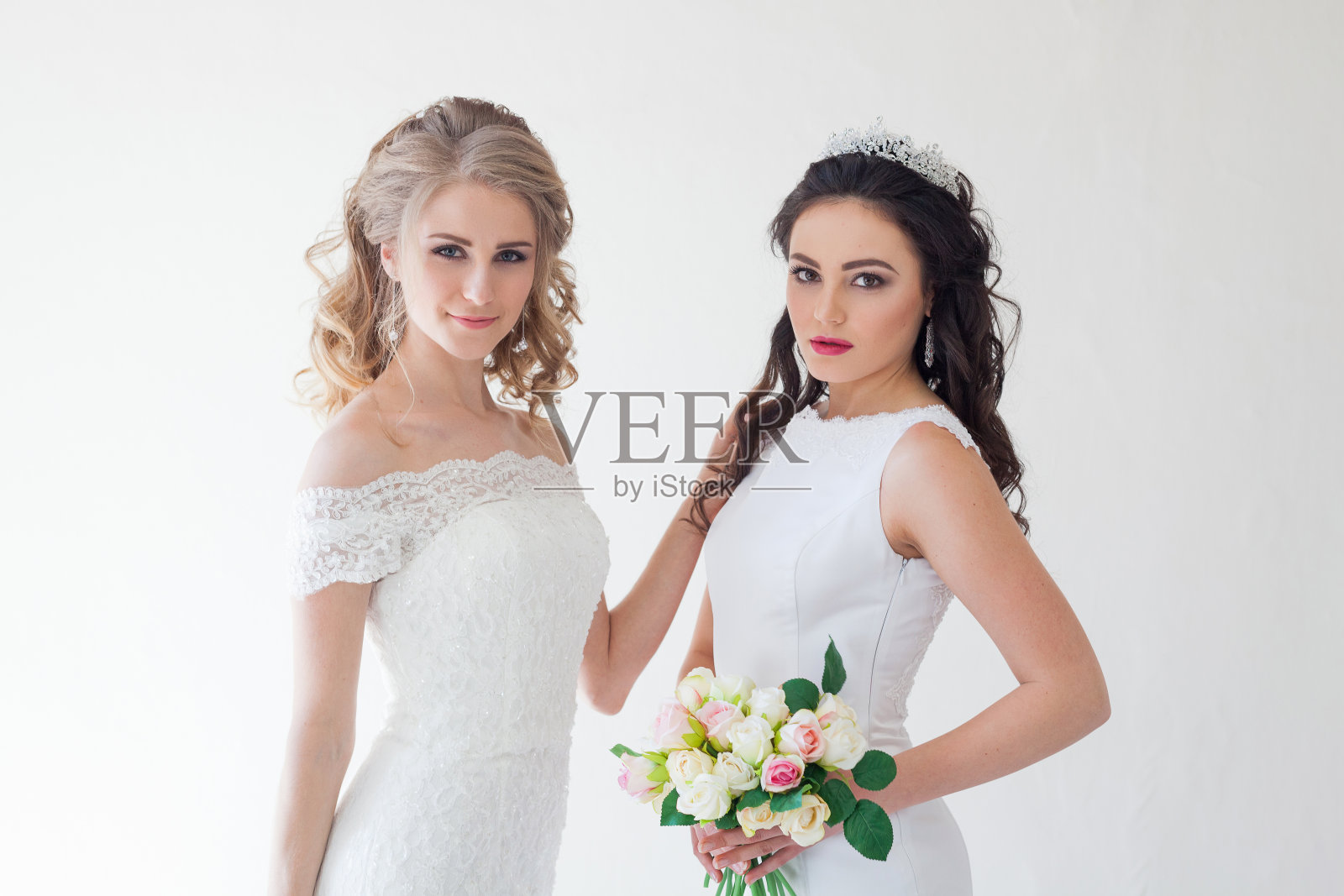 两名新娘用一束花结了婚照片摄影图片