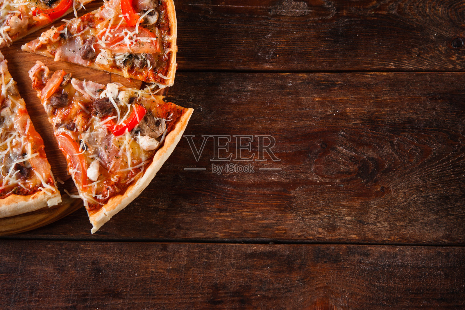 意大利菜的背景。开胃的披萨片。照片摄影图片