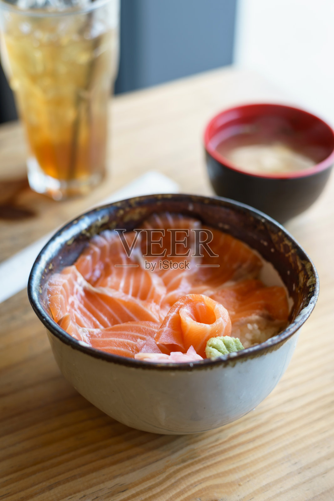 三文鱼寿司配味噌汤放在木桌上照片摄影图片