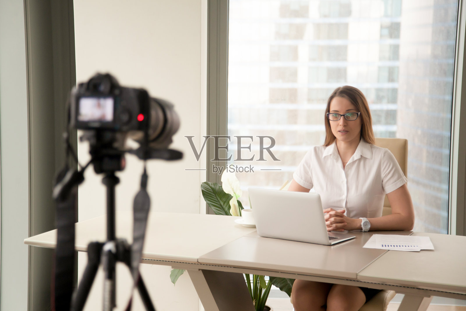 在工作场所录制视频的女性商业博主照片摄影图片