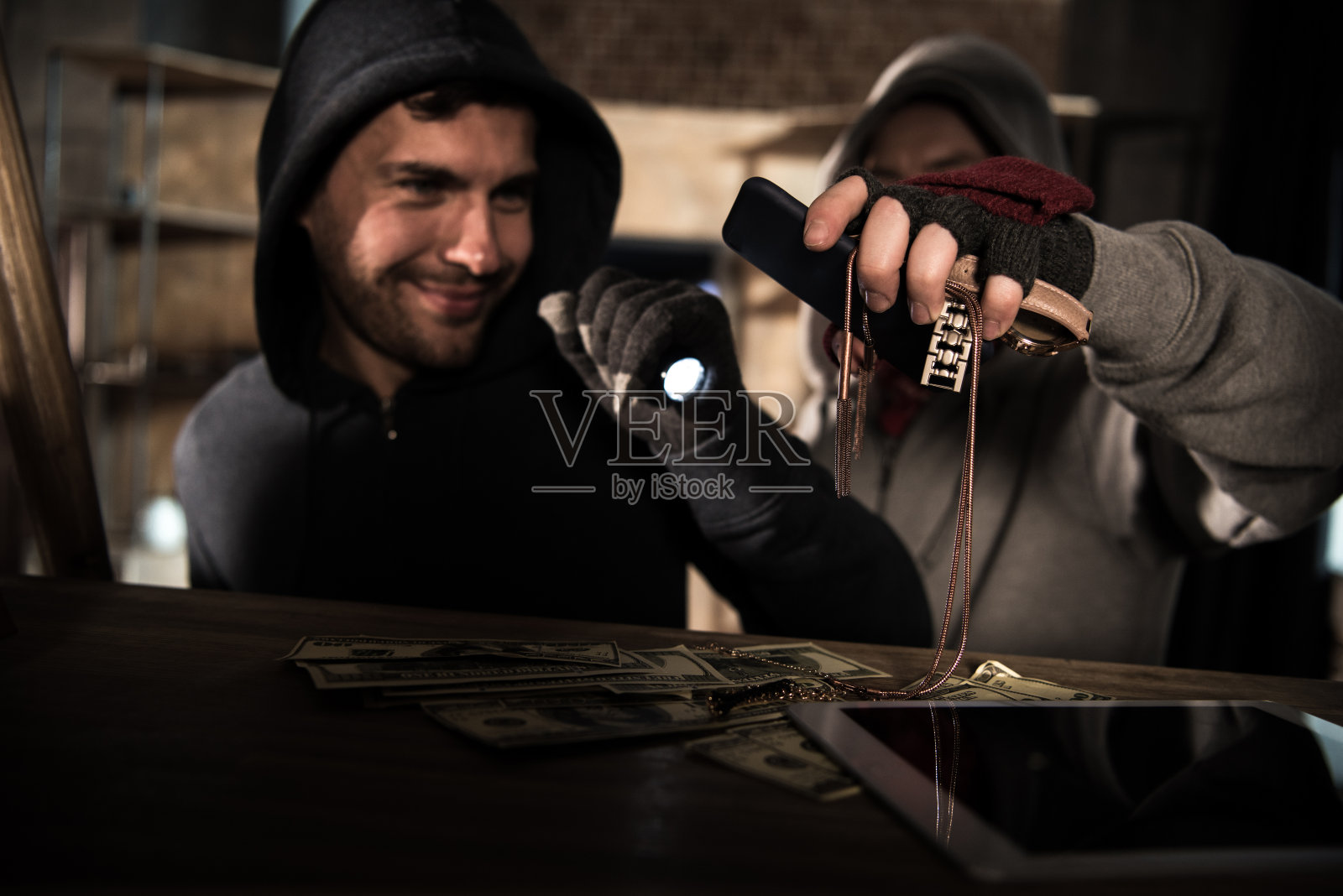 强盗偷钱照片摄影图片