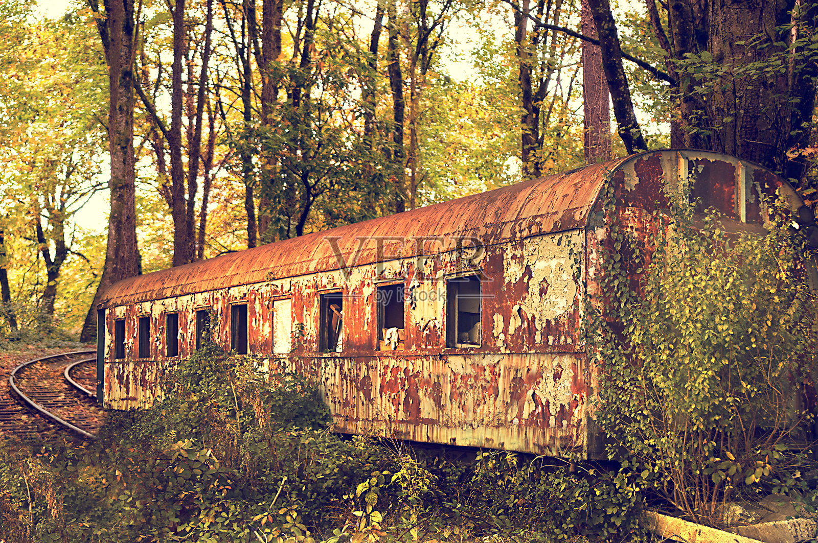 在铁路侧线上被遗弃的旧机车照片摄影图片