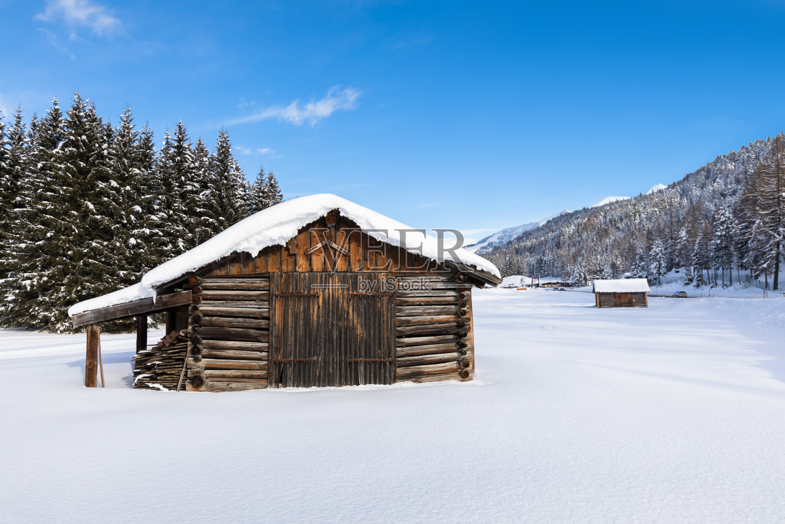 白雪覆盖的木屋在白色的冬天风景照片摄影图片