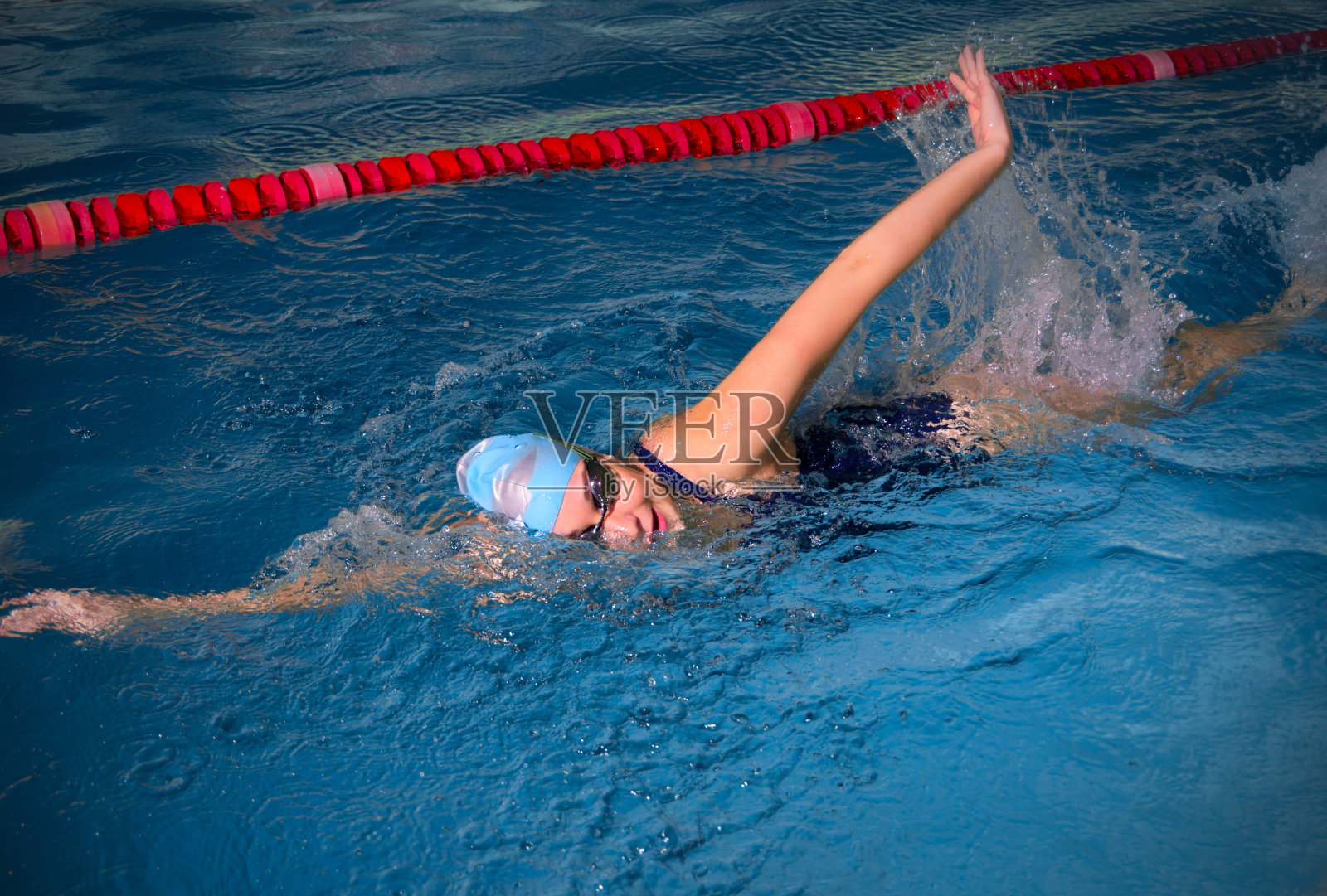 年轻女子游泳运动员照片摄影图片