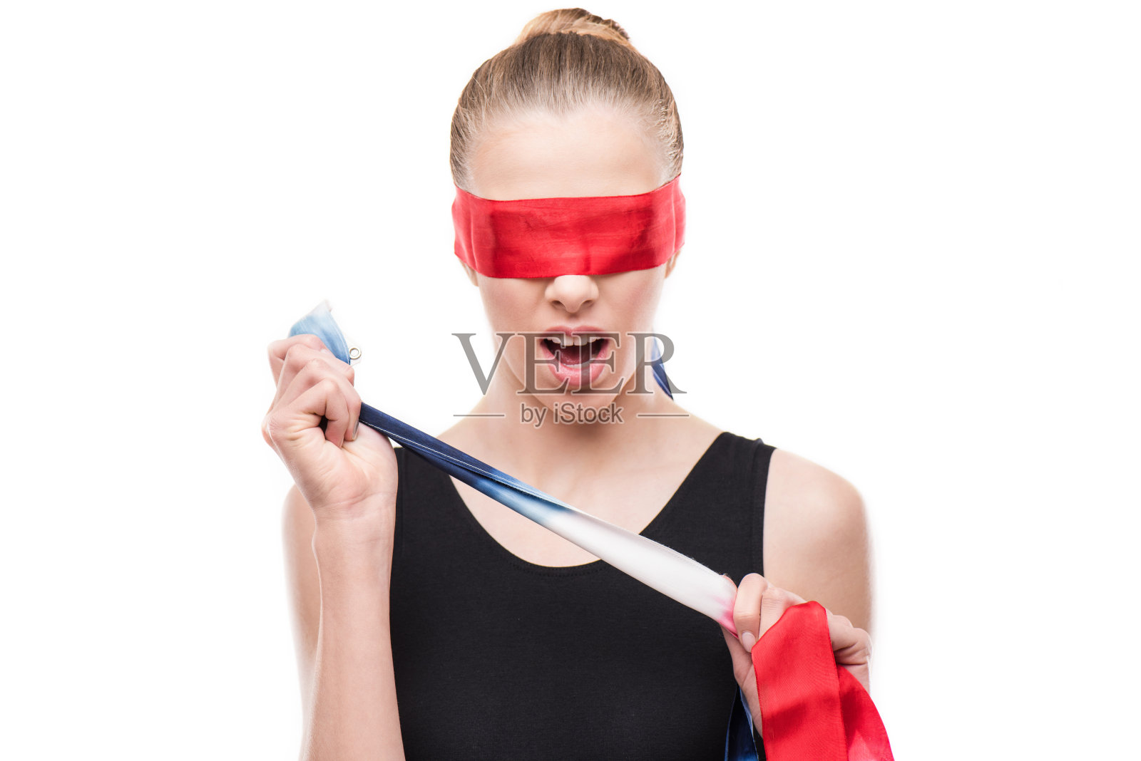 震惊的体操运动员在紧身衣与眼睛覆盖红色丝带孤立的白色照片摄影图片