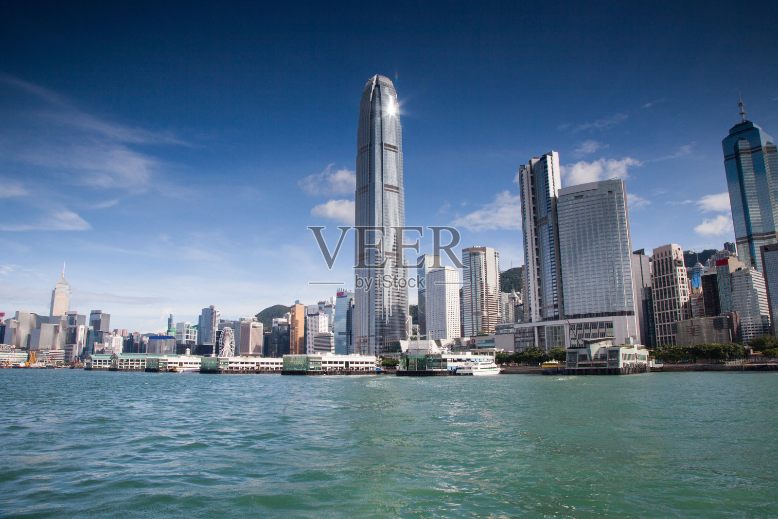 香港的商业中心，有着晴朗的蓝天照片摄影图片
