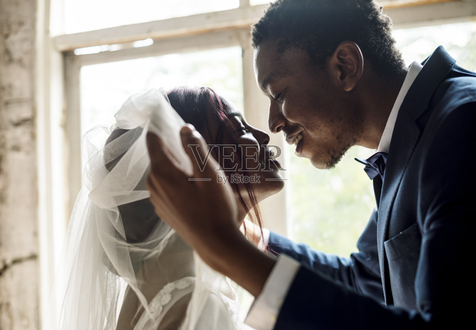 非洲后裔新郎开放新娘面纱婚礼庆典照片摄影图片