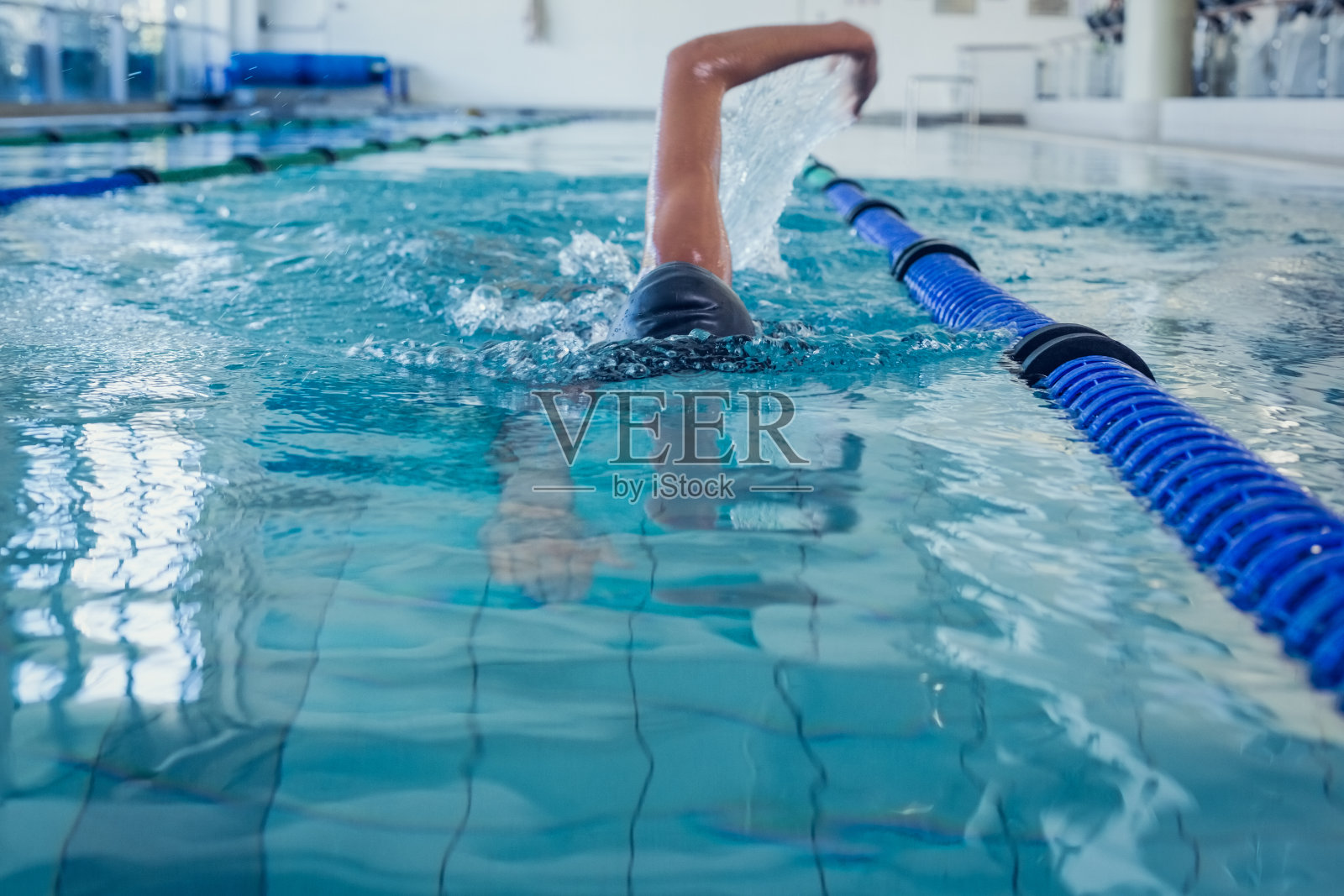 健康的游泳者在游泳池里做前划照片摄影图片
