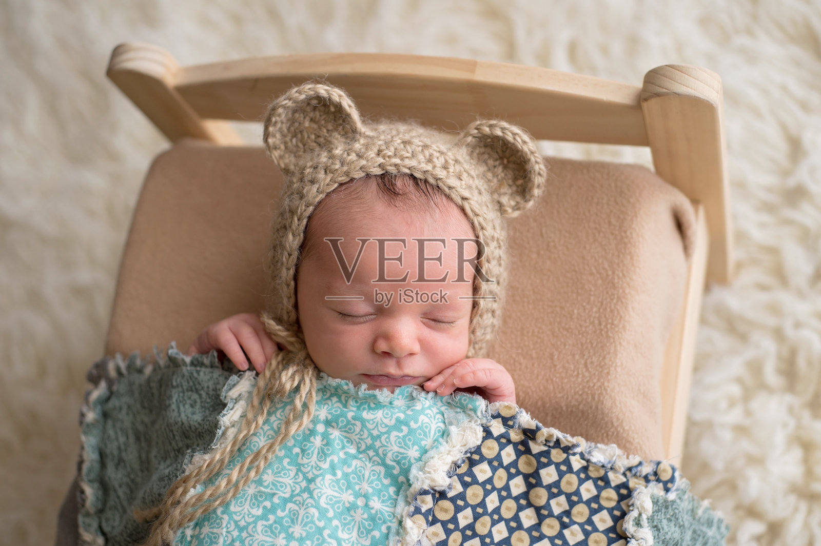 戴着熊帽的新生男婴照片摄影图片