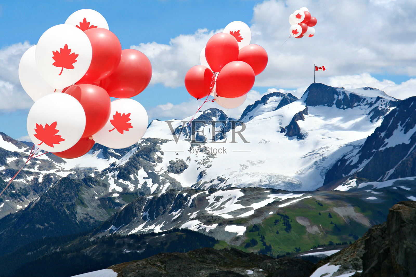 落基山脉的加拿大日气球。照片摄影图片