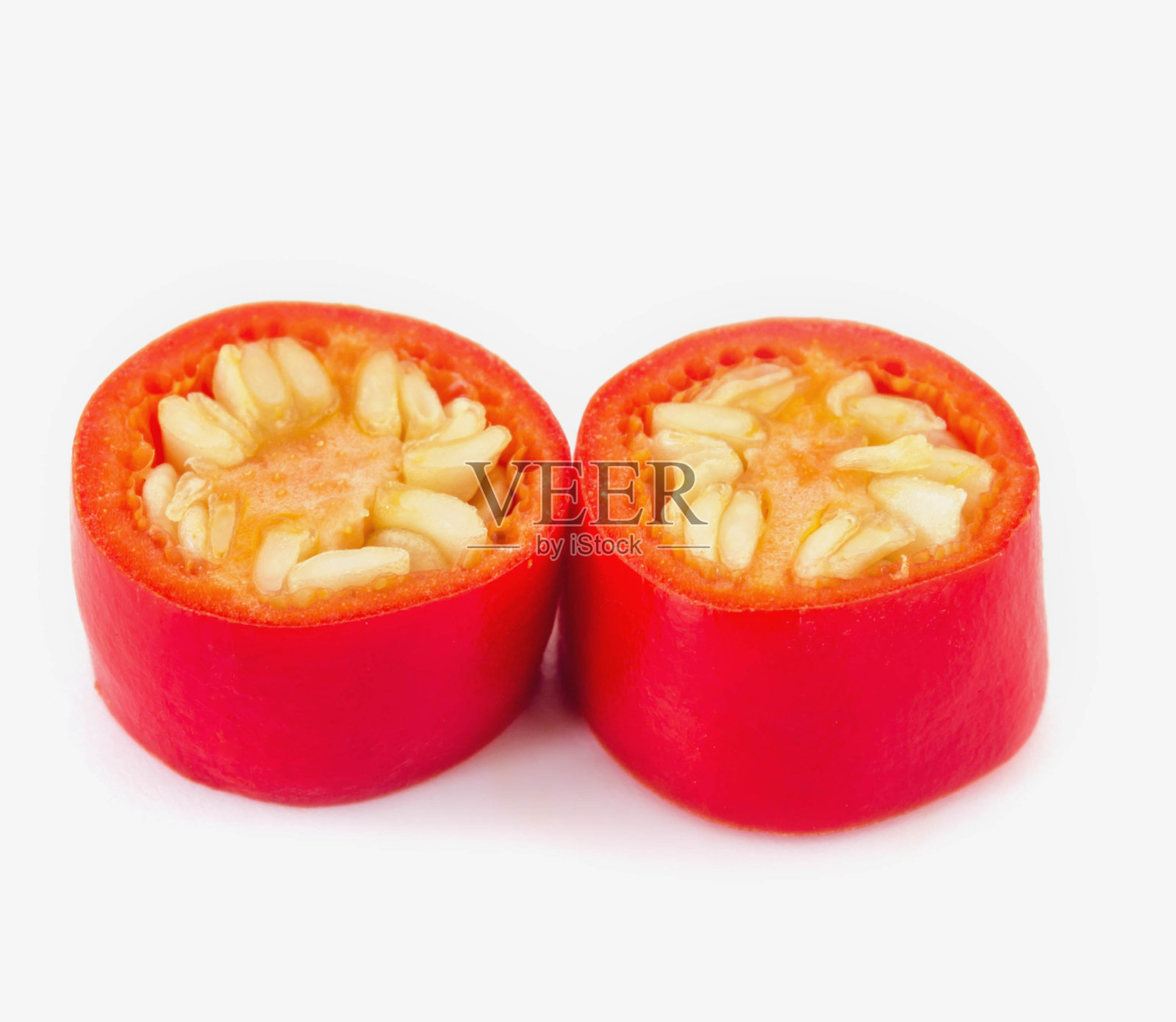 切成薄片的红辣椒或红辣椒孤立在白色背景上照片摄影图片