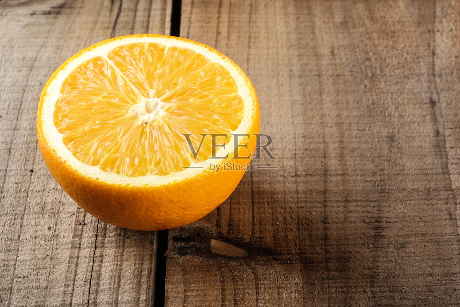 木桌上的橘子照片摄影图片