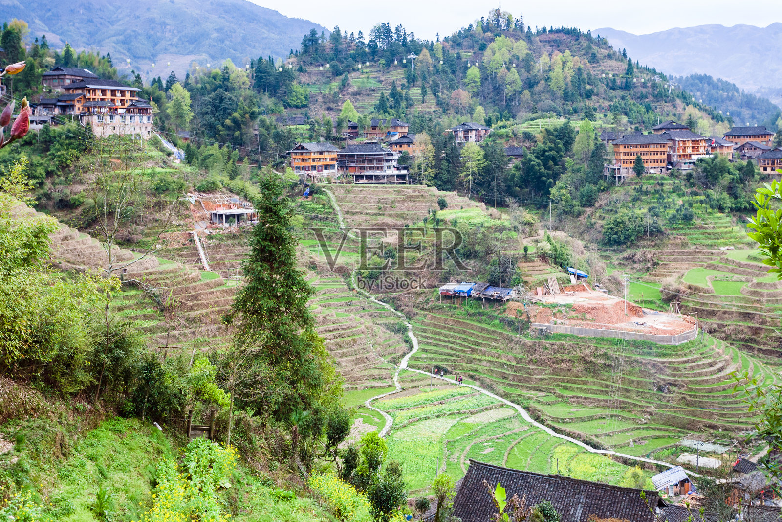 大寨村在阶梯式的绿色山丘上照片摄影图片