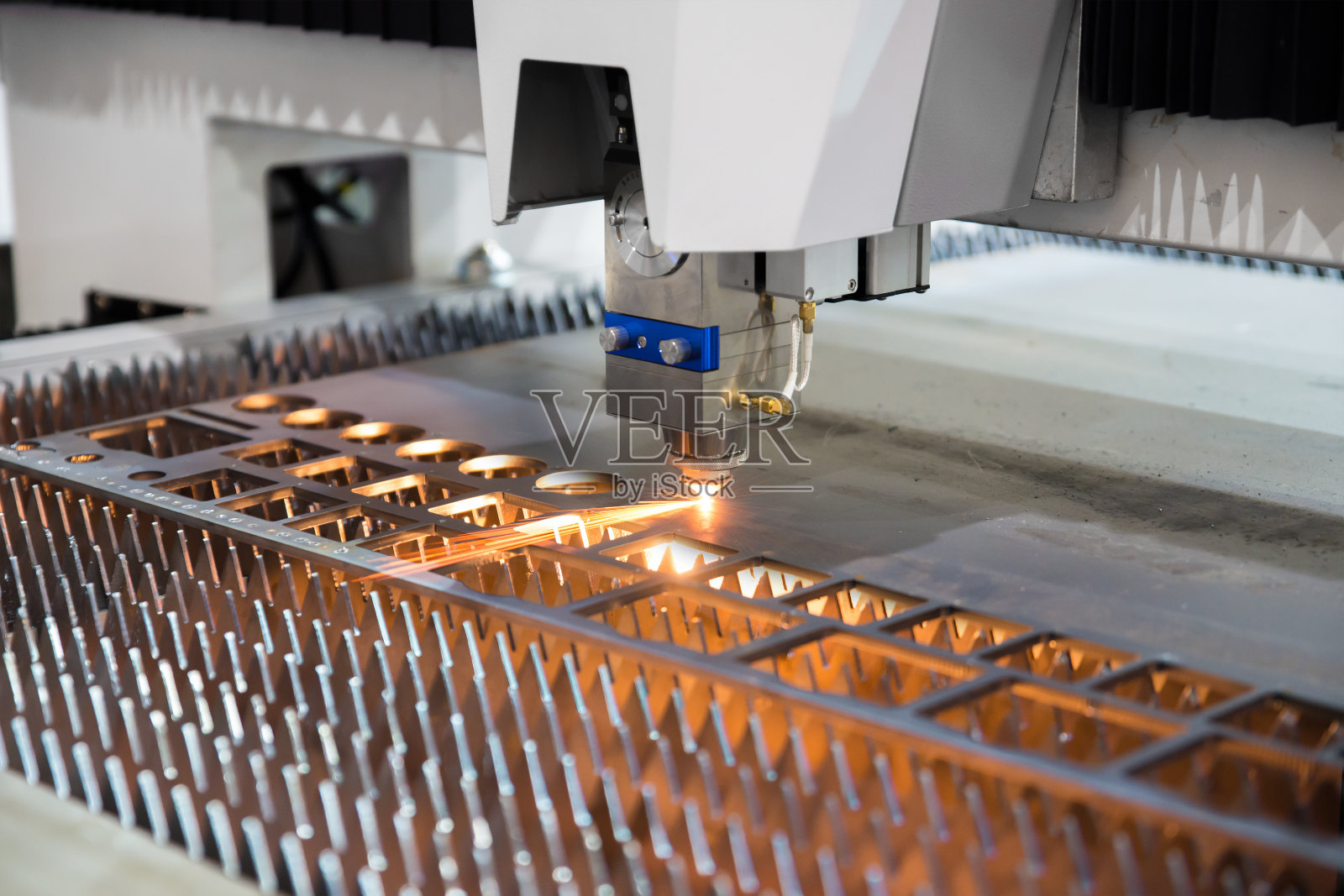 高精度数控气割金属板材在工业工厂加工。智能工业工厂概念。照片摄影图片