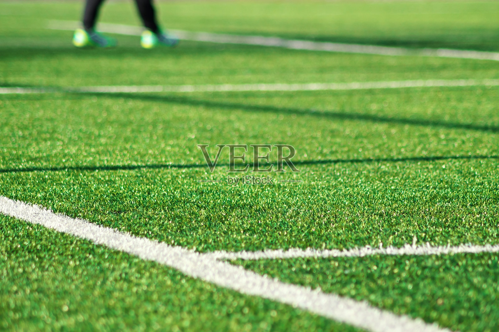 人造绿草与白色条纹的足球场照片摄影图片