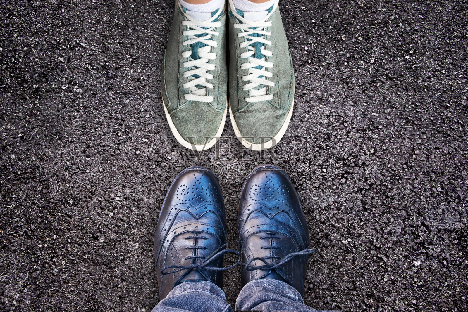 运动鞋和商务鞋面对面上柏油路，工作生活平衡的理念照片摄影图片