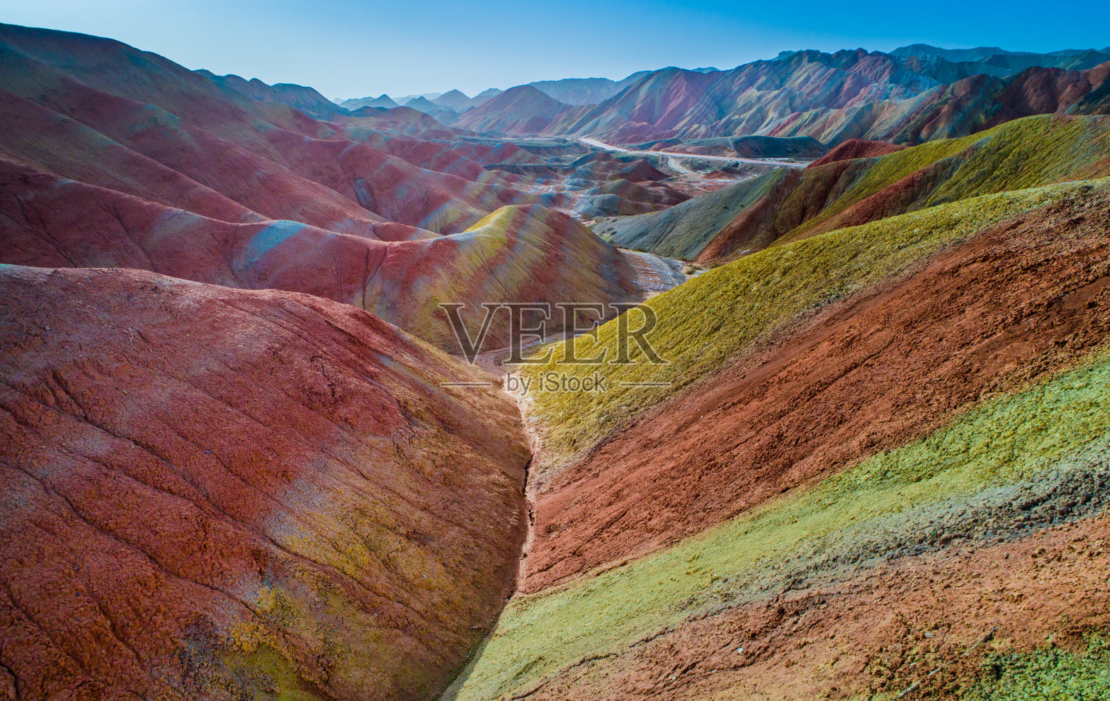 五彩彩虹山脉被无人机捕获照片摄影图片