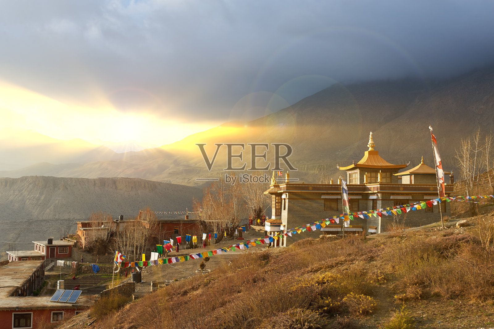 位于尼泊尔喜马拉雅山脉的安纳普尔纳山脉。照片摄影图片