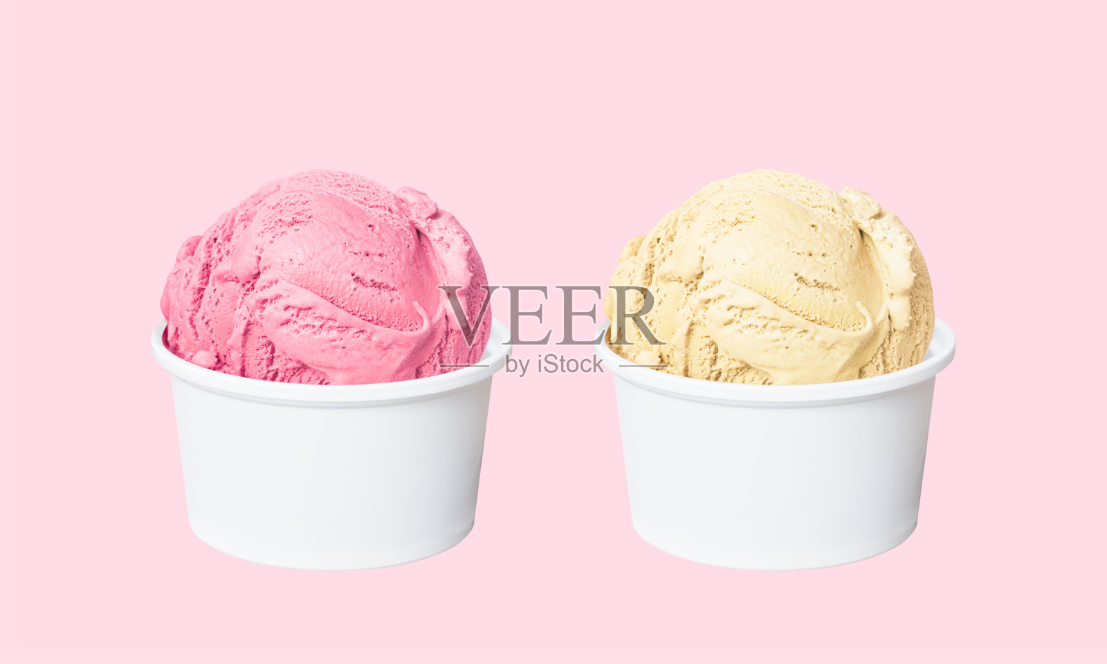 白色杯中的冰淇淋球，草莓和法国香草的味道孤立在浅粉色的背景照片摄影图片