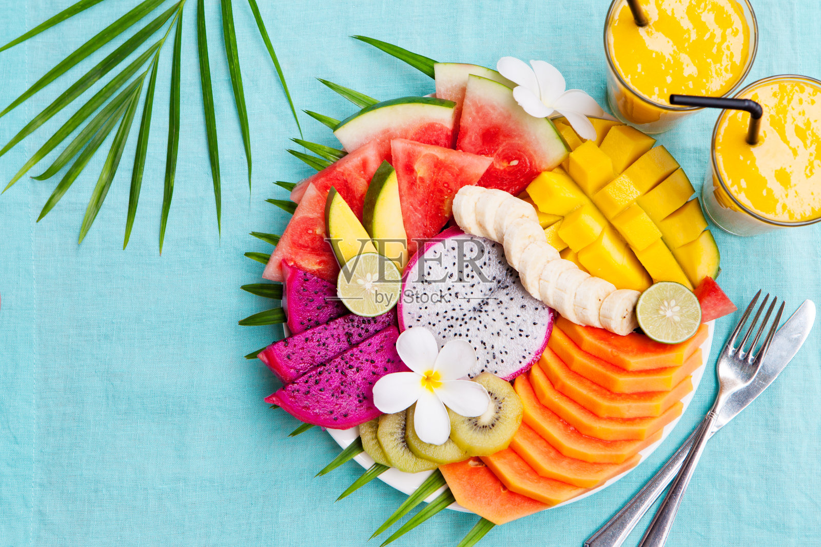 热带水果搭配芒果冰沙照片摄影图片