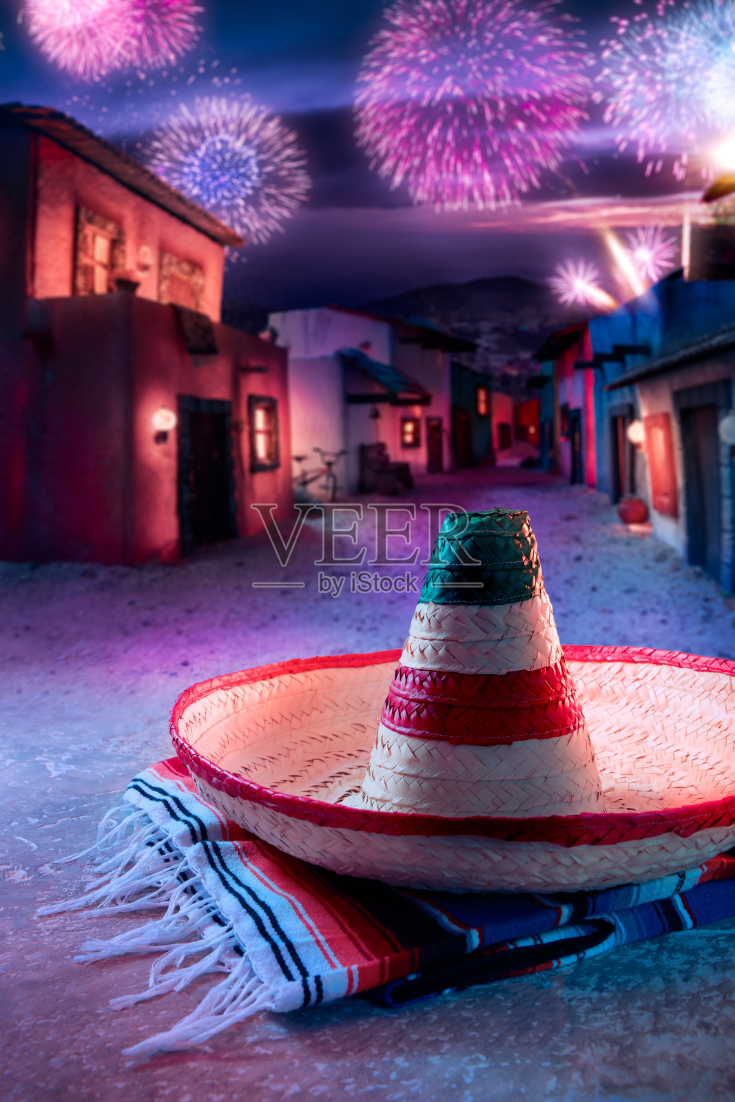 墨西哥帽'宽边帽'上的'serape'在墨西哥村庄晚上与烟花照片摄影图片