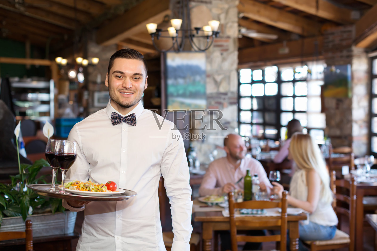 成年人吃饭和服务员照片摄影图片