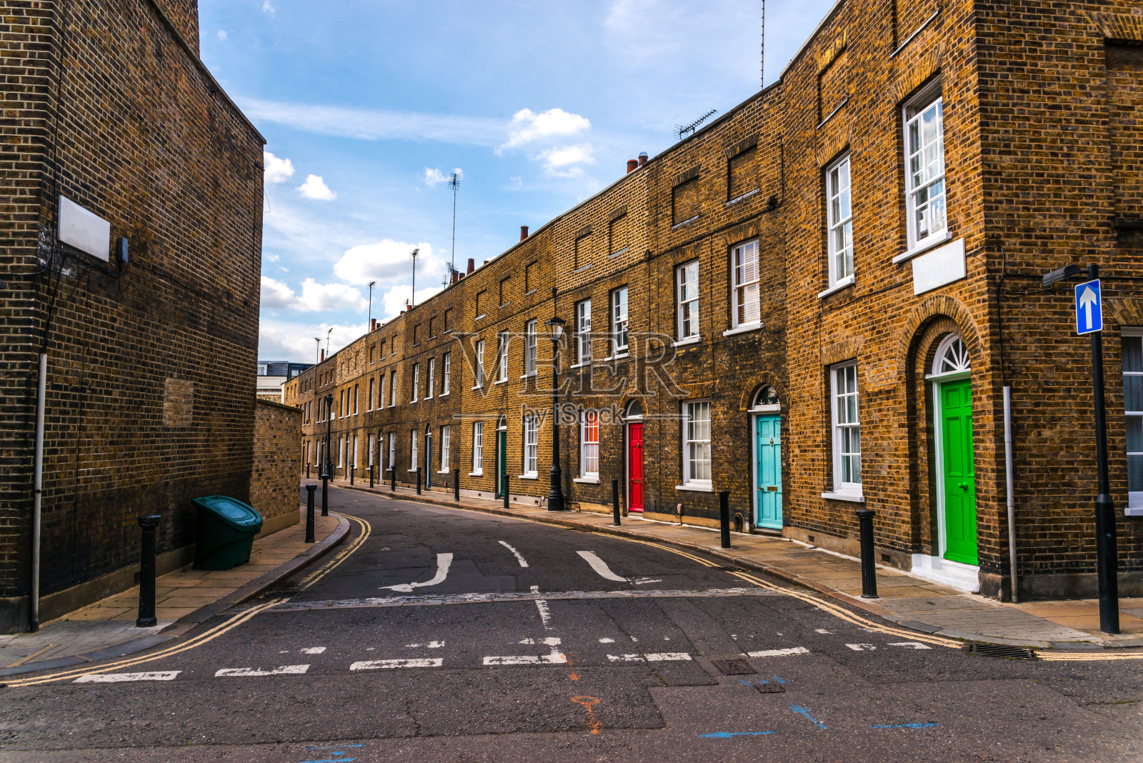 典型的老式英国建筑，狭窄街道上低矮的砖砌建筑，有趣的老伦敦建筑照片摄影图片